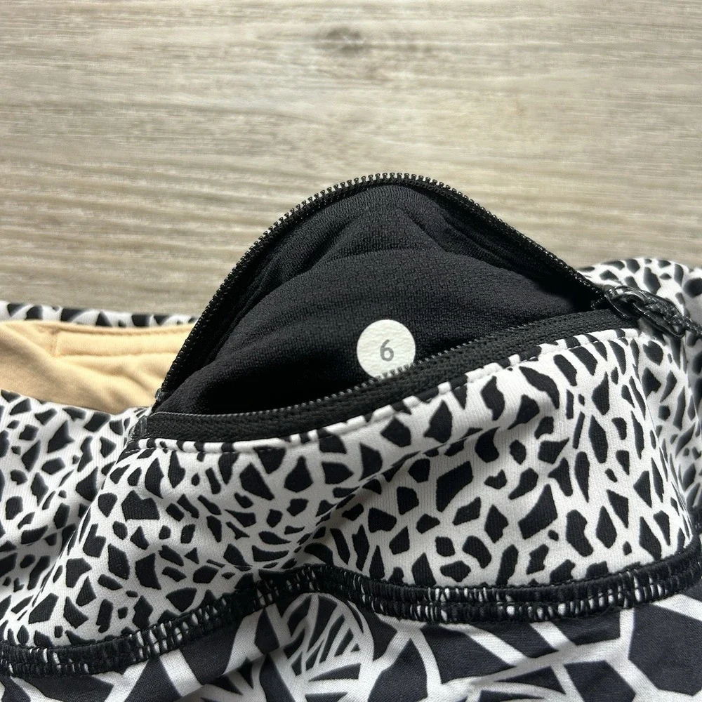 Lululemon Size 6 Run Speed‎ Up Short Black White Posey Miss Mosaic Floral Print